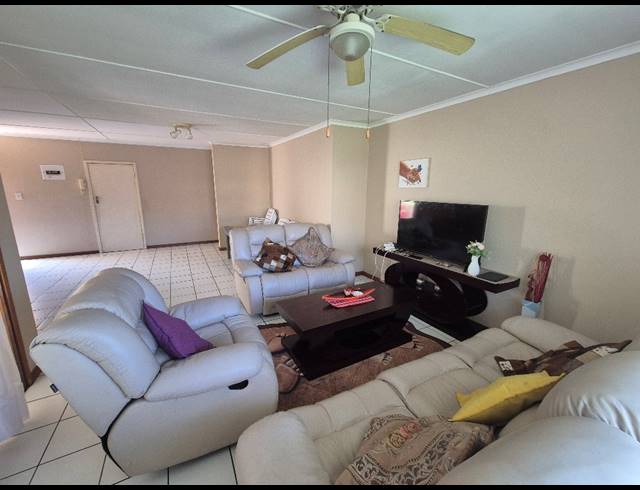 3 BEDROOM TOWNHOUSE FOR SALE IN MANABA BEACH